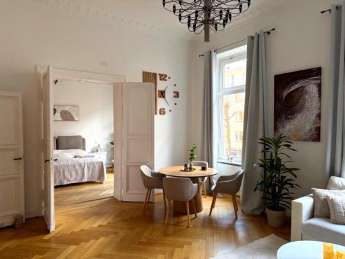 ein Wohnzimmer mit einem Tisch und ein Schlafzimmer in der Unterkunft Apartment Stella in Kassel