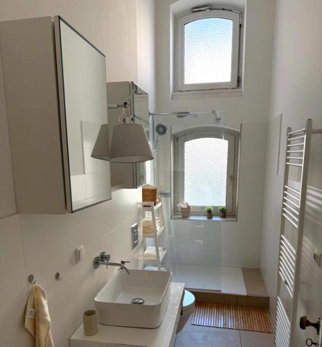 ein Badezimmer mit Waschbecken und Spiegel in der Unterkunft Apartment Stella in Kassel