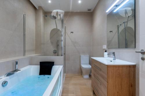 MR24 Sevilla en pareja Jacuzzi Aparcamiento Cargador electrico Buena ubicación