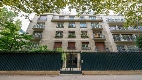 Spacious 3BD Family Apartment Auteuil