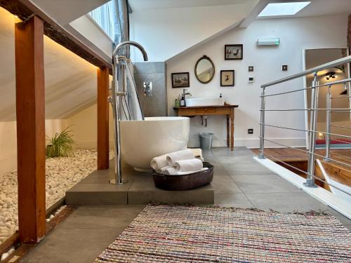 a bathroom with a bath tub and a sink at Central Victorian House in London