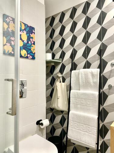 Elegant Beamed Loft with AC near Aliados