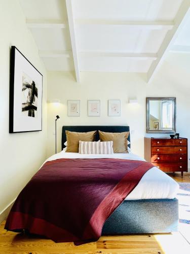 Elegant Beamed Loft with AC near Aliados