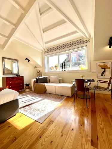 Elegant Beamed Loft with AC near Aliados