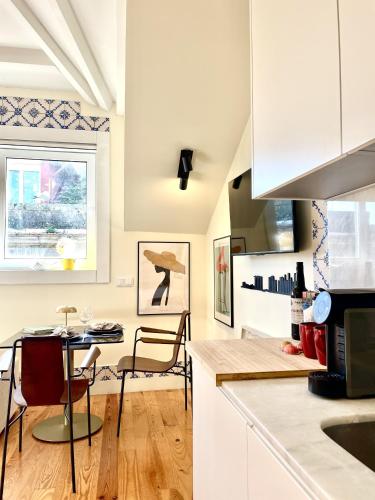 Elegant Beamed Loft with AC near Aliados