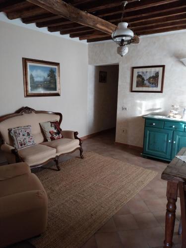 a living room with a couch and a table at Casa Carini in Scansano