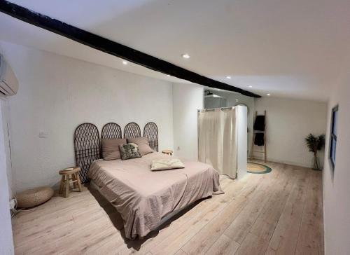 a bedroom with a bed in a room at T4 proche centre et stade de Rugby in Perpignan