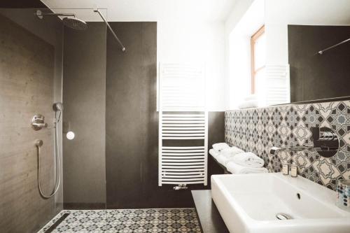 a bathroom with a sink and a tub and a window at Luna Blanca - Apartment 2 in Schwangau