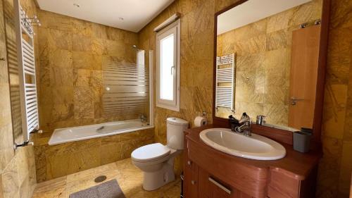 a bathroom with a sink and a toilet and a tub at Villa with private pool and BBQ on Mar Menor Golf Resort in Torre-Pacheco