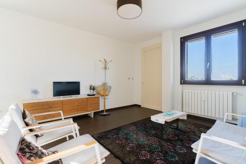 a living room with a couch and a tv at Intera villa ad uso esclusivo con 2 bagni 4 camere da letto,garage,giardino,area fitness,lavatrice,wifi in Tuglie