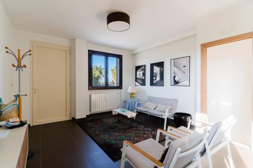 a living room with a couch and a table at Intera villa ad uso esclusivo con 2 bagni 4 camere da letto,garage,giardino,area fitness,lavatrice,wifi in Tuglie