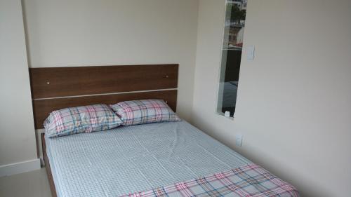 a small bed in a room with a mirror at Lapa Dos Arcos in Rio de Janeiro