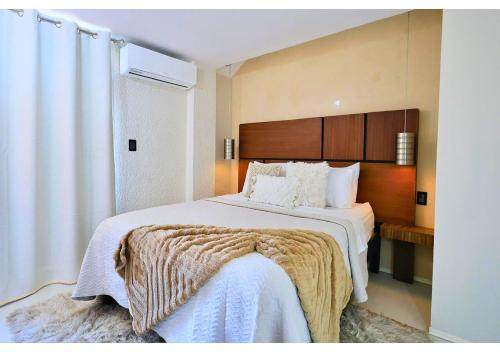 a hotel room with a large bed with white sheets at Tulipán Azul Depa Renovado 2 Recámaras in Oaxaca City