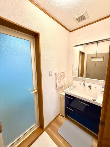 a bathroom with a sink and a mirror at Ume-no-Yado Villa 梅の宿 - A house with a traditional Japanese garden in Osaka