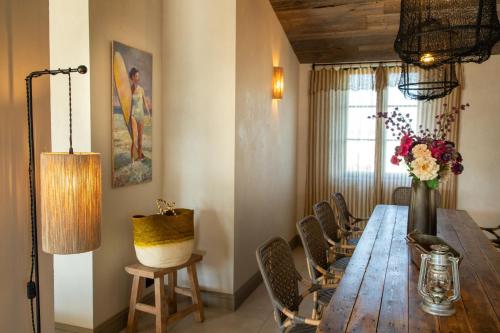 una sala da pranzo con un lungo tavolo di legno e sedie di Villa du Phare a Saint-Clément-des-Baleines