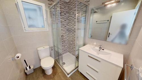 a bathroom with a shower and a toilet and a sink at Apto Mar Blau in L'Ampolla