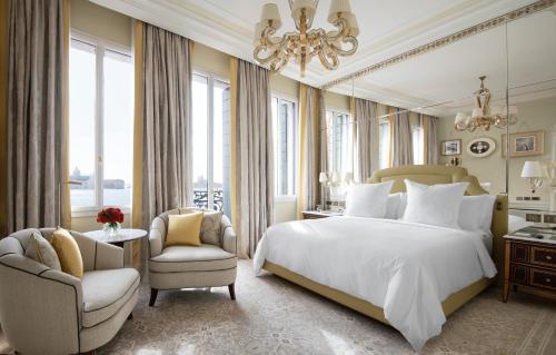 Danieli, Venezia, A Four Seasons Hotel — Bedroom
