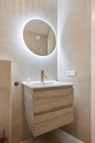 a bathroom with a sink and a mirror at Eindhoven City Suites Hoogstraat B 4P in Eindhoven