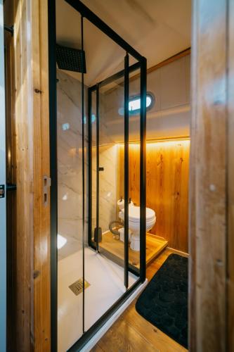 a glass bathroom with a toilet in a room at SLEEPBOAT Golden Life Yacth Oporto in Douro in Porto