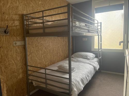 a bunk bed in a room with a bunk bedutenewayewayangering at De tepelenburg in Harskamp