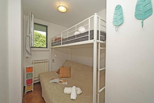 a small room with a bunk bed and a couch at Petronella - Gardagate in Soiano del Lago