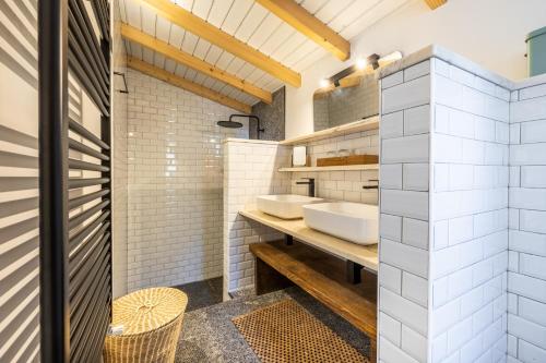 a bathroom with two sinks and a shower at Casinha Revira Volta in Nesperal