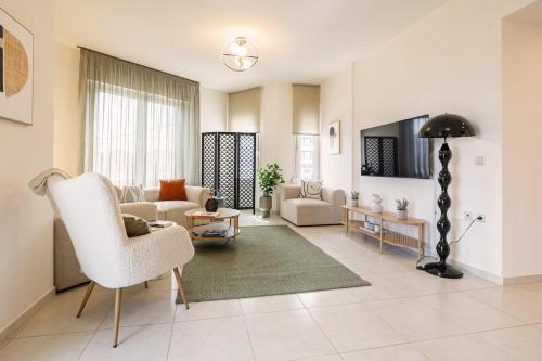 3 Bedroom Spacious & Modern Apartment with Patio