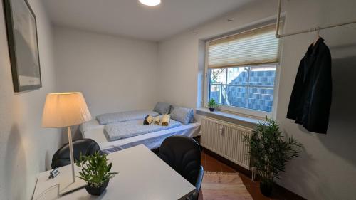 a living room with a couch and a table and chairs at Harmonie im Grünen - Charmantes Erdgeschoss Privatzimmer mit Gartenzugang in Wathlingen