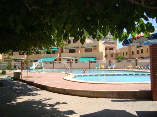 ペニスコラにあるAlpen1 Peñiscola Residencialのリゾート内のスイミングプールを利用できます。