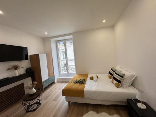 a bedroom with a bed and a large window at Le Cocon Maison Reve Excellence in Écommoy