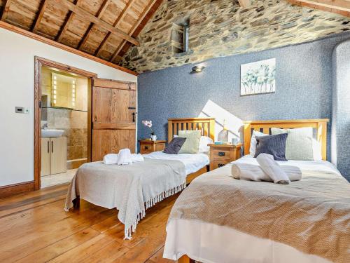 a bedroom with two beds and a bathroom at 2 Bed in Launceston oc-92551 in Saint Giles on the Heath