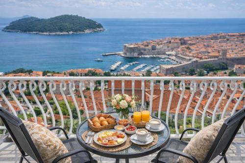 Sea to Sky Large 2BR with Best City Views and Free Parking