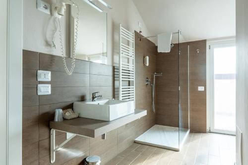 ein Badezimmer mit Waschbecken und Dusche in der Unterkunft Spa Hotel Splendid Sole in Manerba del Garda