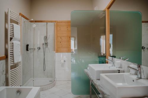 une salle de bain avec deux lavabos et une douche dans l'établissement Das Paradies, à Laces