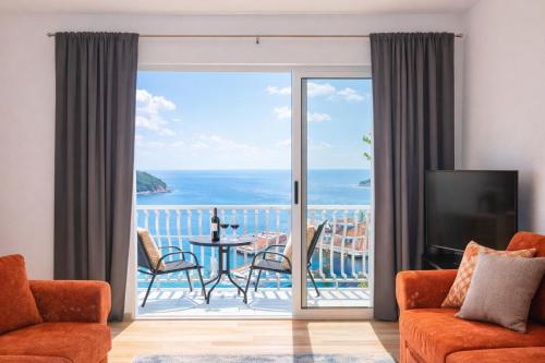 Sea to Sky Large 2BR with Best City Views and Free Parking