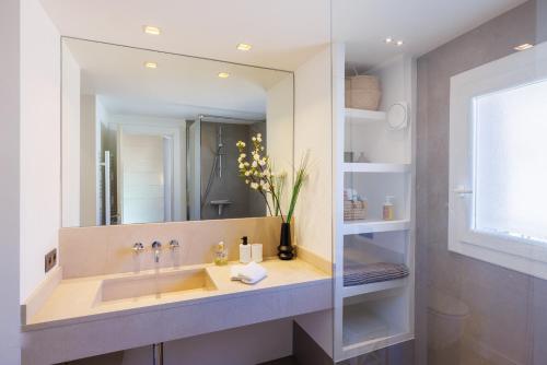 a bathroom with a sink and a mirror at Apt le Nid in Tourrettes-sur-Loup
