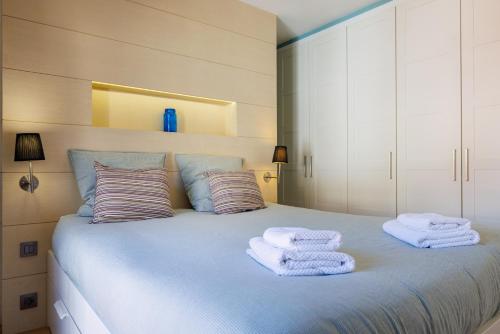 a bedroom with a bed with towels on it at Apt le Nid in Tourrettes-sur-Loup