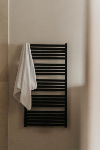 ein Handtuch, das in einem Badezimmer an einem Handtuchhalter hängt in der Unterkunft Das Paradies in Latsch
