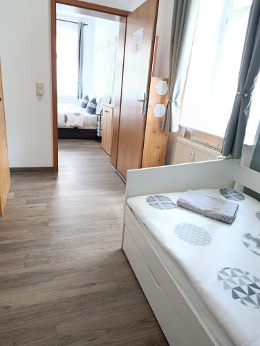 ein Zimmer mit einem Bett und ein Flur mit einem Schlafzimmer in der Unterkunft MonAppart in Gera