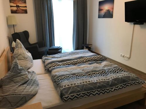 two beds sitting next to each other in a room at Seeterrasse in Allensbach