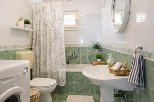 Sea to Sky Large 2BR with Best City Views and Free Parking