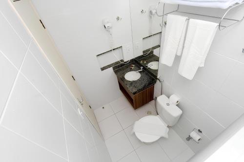 an overhead view of a bathroom with a toilet and sink at Lacqua Diroma 12345 Caldas Novas in Caldas Novas