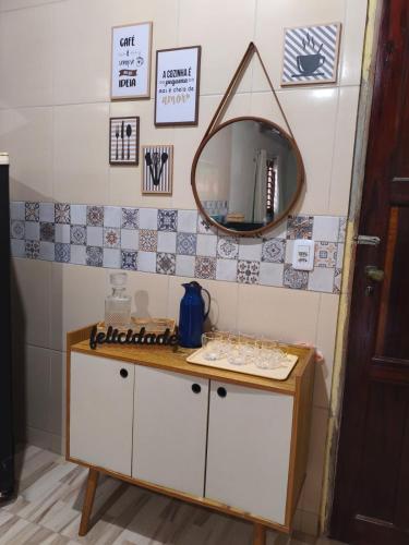 a dressing room with a mirror and a counter at Chalé Triunfo in Pacoti