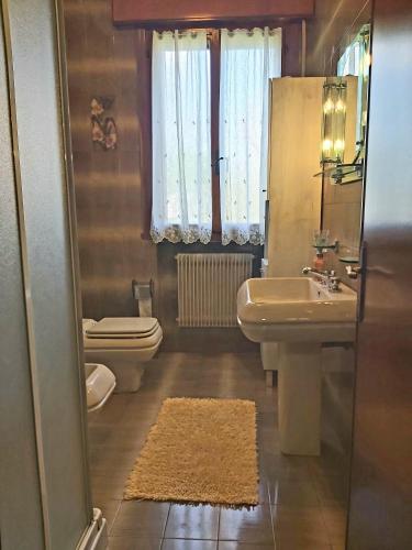 une salle de bains avec lavabo, toilettes et miroir dans l'établissement La Celeste a Montegaldella -VI - Italia, à Montegaldella