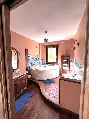a large bathroom with a large tub and two sinks at B&B Art Experience Novecento e Dintorni in Monte Grimano Terme