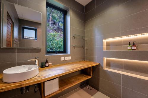 a bathroom with a sink and a window at Titine Villa in Srithanu