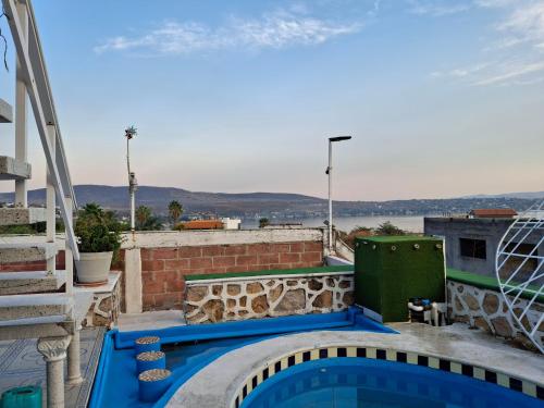 a swimming pool on the roof of a house at Casa Rosa in Tequesquitengo
