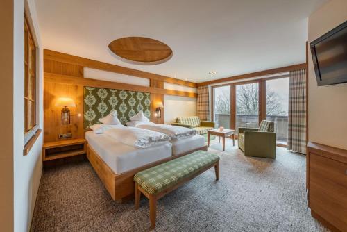 ein Hotelzimmer mit Bett und Fernseher in der Unterkunft Hotel Pramstraller in Mayrhofen