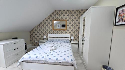 a small bedroom with a bed and a mirror at Zacisze in Sokółka
