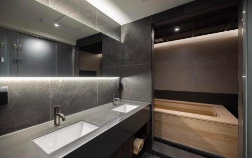 a bathroom with two sinks and a tub at 아늑료칸 동대구역점 in Daegu